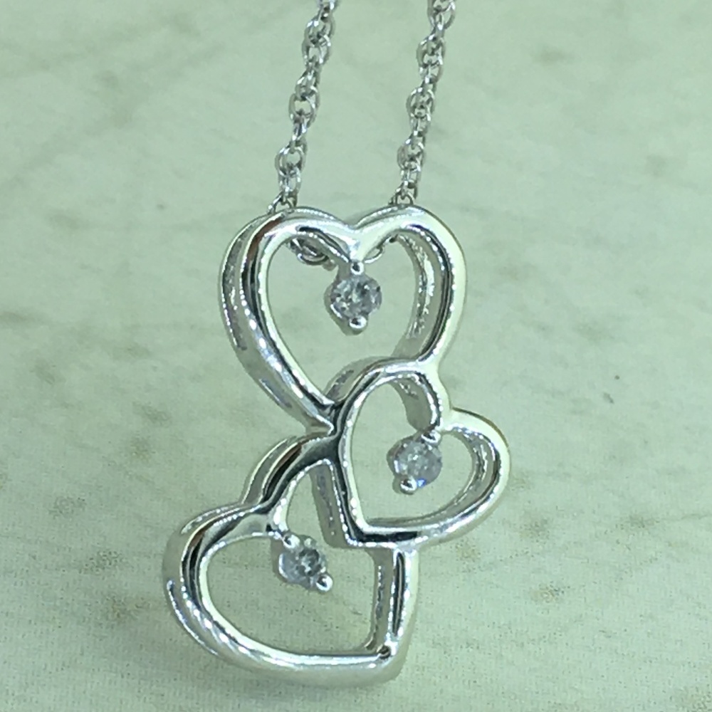 Ladies 10k white gold diamond heart charm & chain.